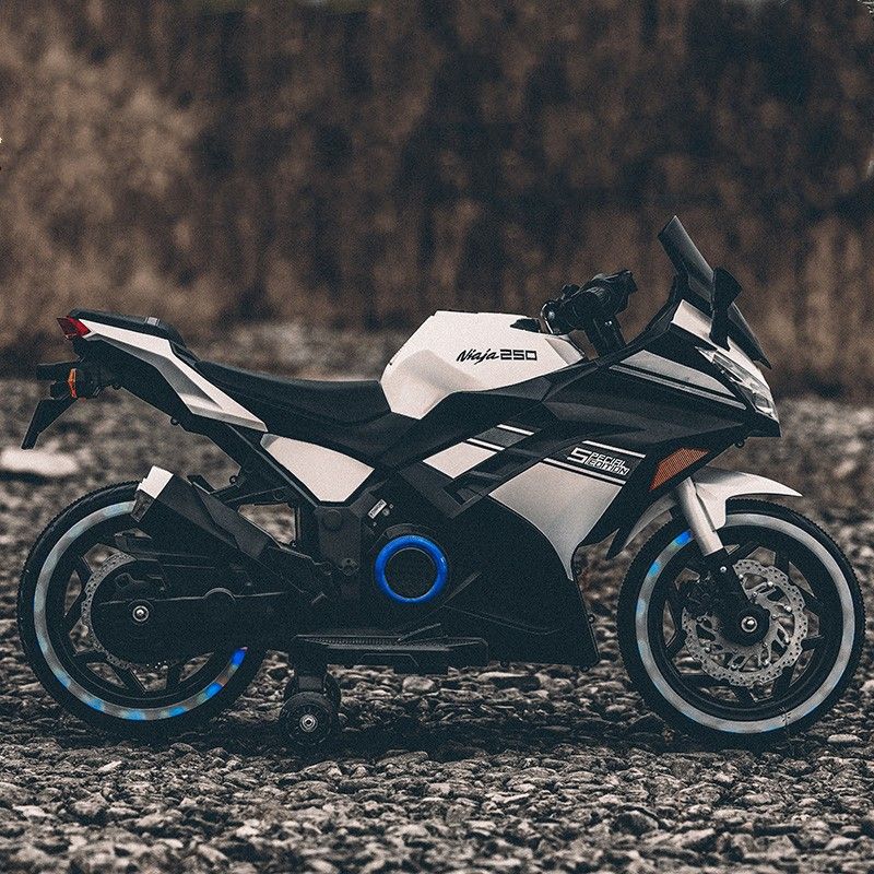 Moto eléctrica infantil de dos ruedas.